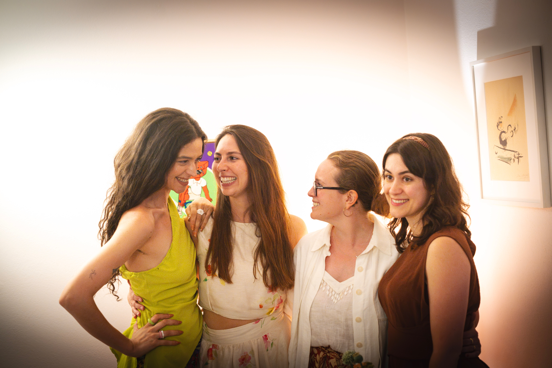 Four guests laughing together in front of artworks at the Zurich Seefeld Session